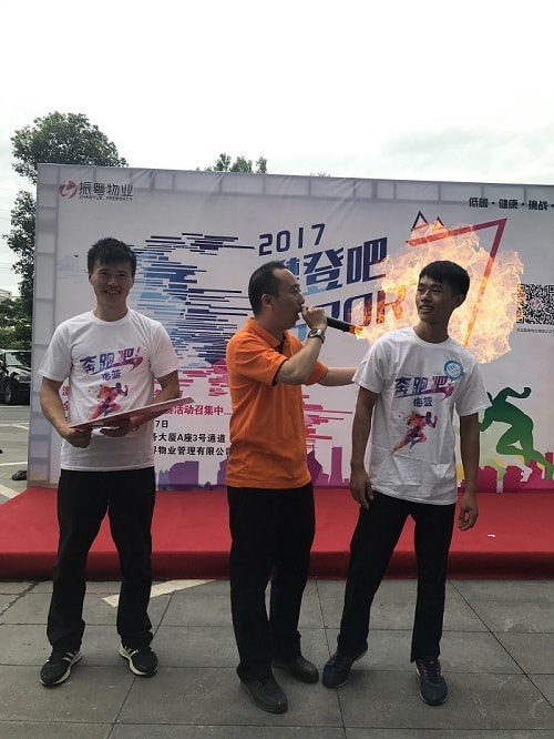 主持人采訪(fǎng)海藍(lán)機(jī)電員工